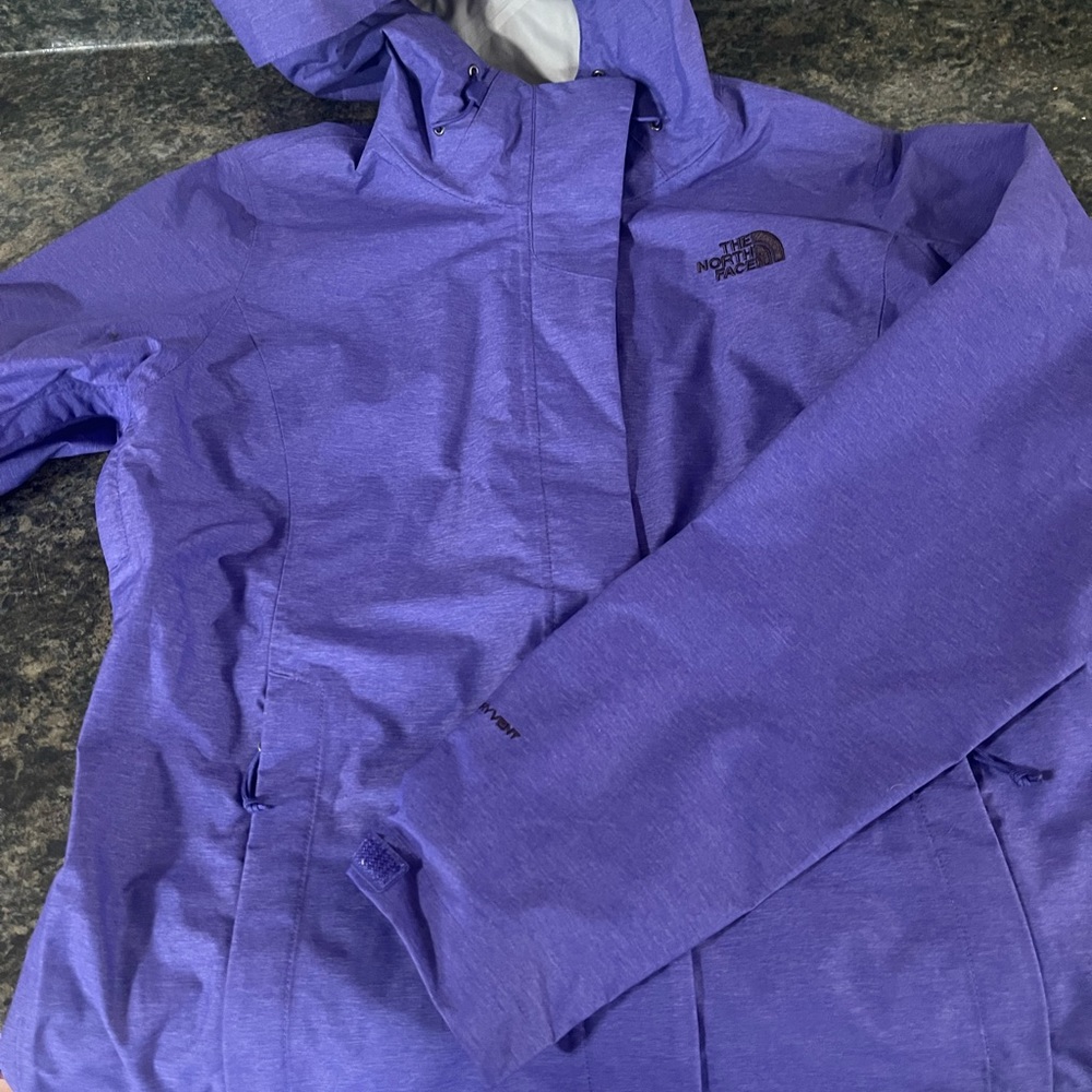 NWOT purple The Northface rain jacket. Light weight.